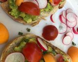 Une image de l'étape 6 de Tartine à l’avocat avec radis, melon et tomates cerise.
