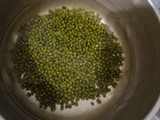Peyek kacang hijau
