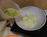 Foto langkah ke 3 dari resep Breakfast with Eggs & Potatos/Tomatos (3 Bahan).