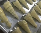 صورة لخطوة 3 من وصفة فطائر الهوت دوغ و اللبنة على شكل اقماع لذيذة وسهلة
