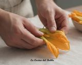 Foto del passaggio 1 della ricetta Fiori di Zucca in Pastella alla Birra