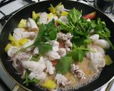 Hình bước làm 3 của món Mực xào thơm cà
