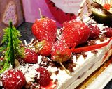 Une image de l'étape 10 de Bûche au chocolat blanc coeur framboises 😋 sur son moelleux au chocolat 🍫.