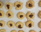 Foto langkah ke 5 dari resep Thumbprint Choco Cheese.