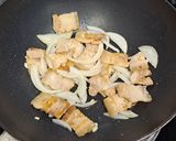 รูปขั้นตอนการทำที่ 3 ของ หมูสามชั้นผัดเต้าหู้ยี้