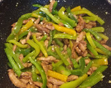 Foto del paso 3 de la receta: Salteado de cerdo con pimientos verdes(estilo chino)