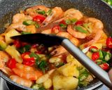 Foto langkah ke 6 dari resep Udang asam manis.
