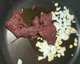 Foto del paso 2 de la receta: Pimientos de piquillo relleno de morcilla de cebolla picante, huevos de codorniz y cebolla frita