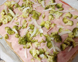 Foto del paso 2 de la receta: Pizza integral de jamón York, brócoli y espinacas