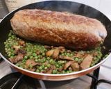 Foto del passaggio 8 della ricetta Polpettone al Pistacchio (ricetta anche per Bimby) con contorno di funghi e piselli