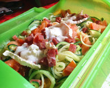 Foto del paso 3 de la receta: Espaguetis de calabacín con jamón y rulo de cabra al vapor con Lékué