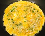 Foto langkah ke 3 dari resep Telur dadar teri nasi,pu la yi cien tan.