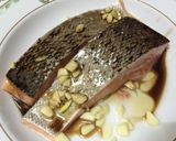 Foto langkah ke 2 dari resep Salmon madu kecap dengan bawang bombay.