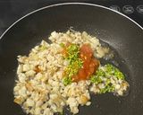 Foto langkah ke 3 dari resep 80. Bubur Tilapia Saus Tomat | MPASI 8m.