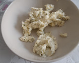 Foto del paso 2 de la receta: Pan de ajo con queso. Delicioso y crujiente