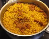 Foto del paso 2 de la receta: Fideuá de Fideos Chinos con Codillo y Pavo al Limón