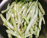 Hình bước làm 1 của món Tôm thẻ xào đậu tây