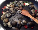 Foto del passaggio 6 della ricetta Vongole in guazzetto con cicoria