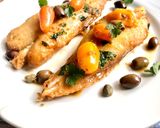 Foto del passaggio 3 della ricetta Rana pescatrice (o coda di rospo) con capperi, acciughe e datterini