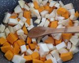 Foto del passaggio 2 della ricetta Vellutata di zucca, sedano rapa e zenzero
