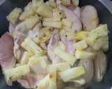 Foto del paso 1 de la receta: Pollo al ananá con coco