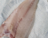 Foto del paso 1 de la receta: Dorada a la plancha con boletus al wok y mayonesa de yakiniku