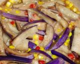 Foto langkah ke 2 dari resep Terong Tumis Jagung.
