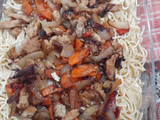 Salteado de verduras y pollo con fideos