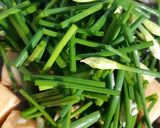 รูปขั้นตอนการทำที่ 1 ของ "ผัดดอกกุยช่ายเต้าหู้ปลา"Stir Fried Garlic Chives with Fish Tofu