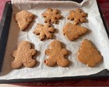 Φωτογραφία βήματος 7 της συνταγής Gingerbread cookies με επικάλυψη σοκολάτα και maple syrup frosting