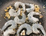 A picture of step 3 of Stir-fried prawns and asparagus with salt and lemon.