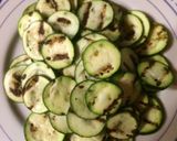 Foto del passaggio 3 della ricetta Mazzancolle  su un letto di zucchine 💛