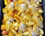Fűszeres csirkeszárnyak hagyma ágyon fahéjas almával besütve recept fázis 5 fotója