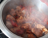 Foto del paso 3 de la receta: Cerdo en salsa con pimientos del piquillo