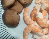 Foto del paso 1 de la receta: Calamares, setas shiitake al ajillo y langostinos