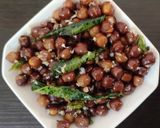 A picture of step 4 of Black chickpea masala.