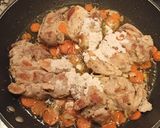 Foto del paso 3 de la receta: Pollo en salsa con patatas fritas y zanahorias rápido de hacer
