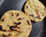 Foto del paso 5 de la receta: Arepa rellena de pollo con salsa de manzana, zanahoria, cebolla y crema...🫓🥙🥯