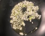Foto del passaggio 3 della ricetta Risotto con Champignon e speck🍄‍🟫🥓🍛