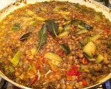 Foto del paso 3 de la receta: Guiso de lentejas atomatadas con huevo pochado