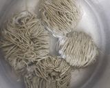 Hình bước làm 1 của món Mì mè đen xào ngũ sắc