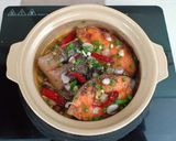 Hình bước làm 3 của món Cá hồi kho hành ớt