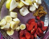 स्ट्रॉबेरी मिक्स फ्रूट्स स्मूथी (Strawberry mix fruits smoothie recipe in Hindi) रेसिपी चरण 1 फोटो