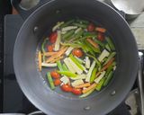 A picture of step 3 of Vegetable sizzler with barbecue noodles.