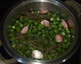 Foto del paso 2 de la receta: Habas tiernas confitadas con ajos, tomillo y romero