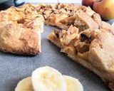 Une image de l'étape 4 de Tarte rustique aux pommes, banane et caramel.