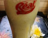 A picture of step 2 of Matcha banana honey smoothie.