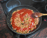 Foto del paso 4 de la receta: Pasta con boloñesa de salchicha con huevos fritos