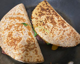 Foto del paso 2 de la receta: Quesadilla de melocotón, jamón, queso de cabra y rúcula