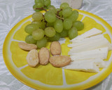 Foto del paso 1 de la receta: Cena rápida y sana, uvas con queso, saben a besos😉